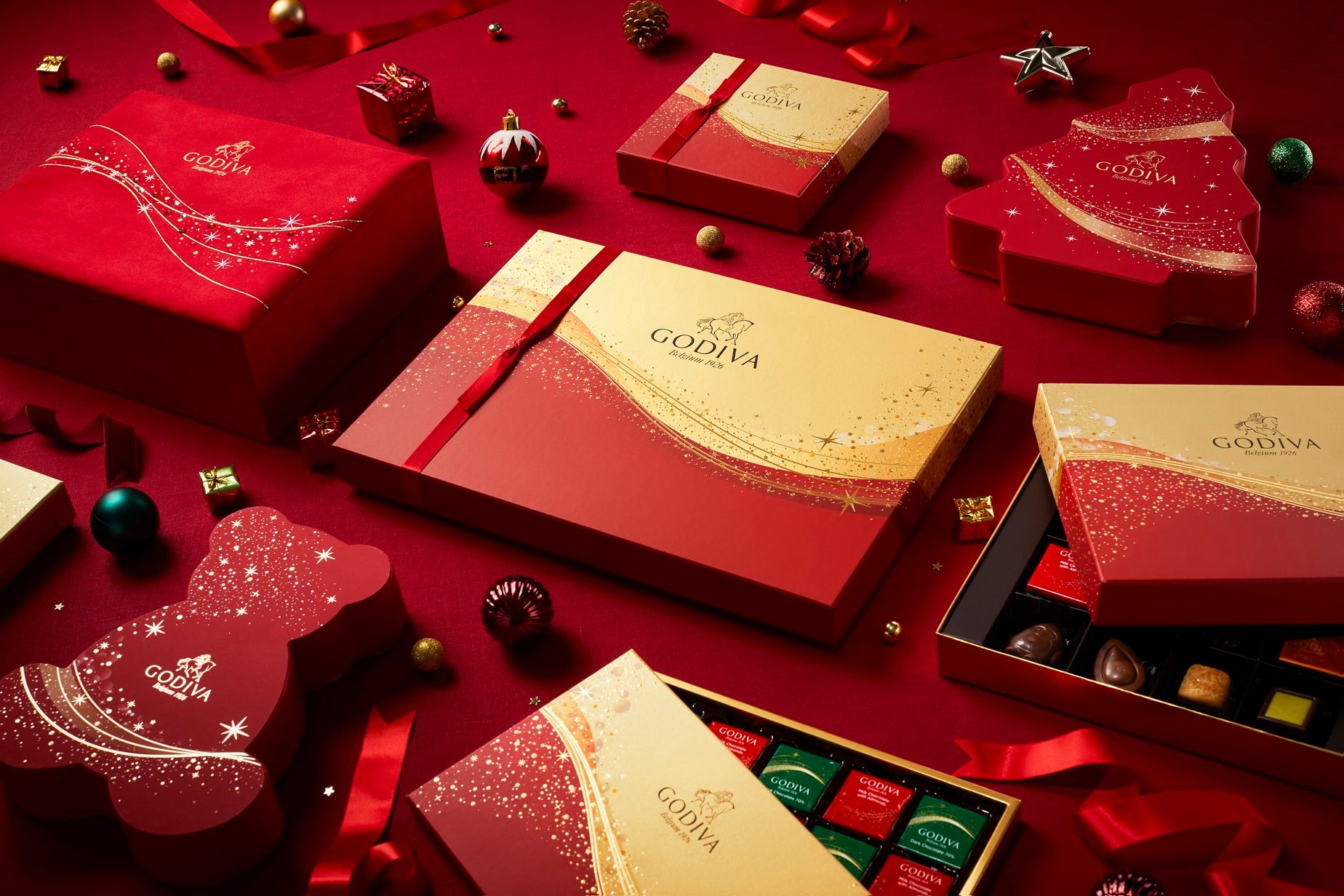 【香港】聖誕節的心動時刻，除了是與心愛的人看閃爍的燈飾🌟，就是最令人期待的交換禮物環節🎁！GODIVA聖誕星耀巧克力禮盒🍫，由高貴的珠寶禮盒裝💎，到玩味十足的可愛巧克力小熊🐻及小樹禮盒🎄等，正待你揭開箇中層層驚喜。今個聖誕，與親朋好友和摯愛分享甜蜜溫馨的滋味！