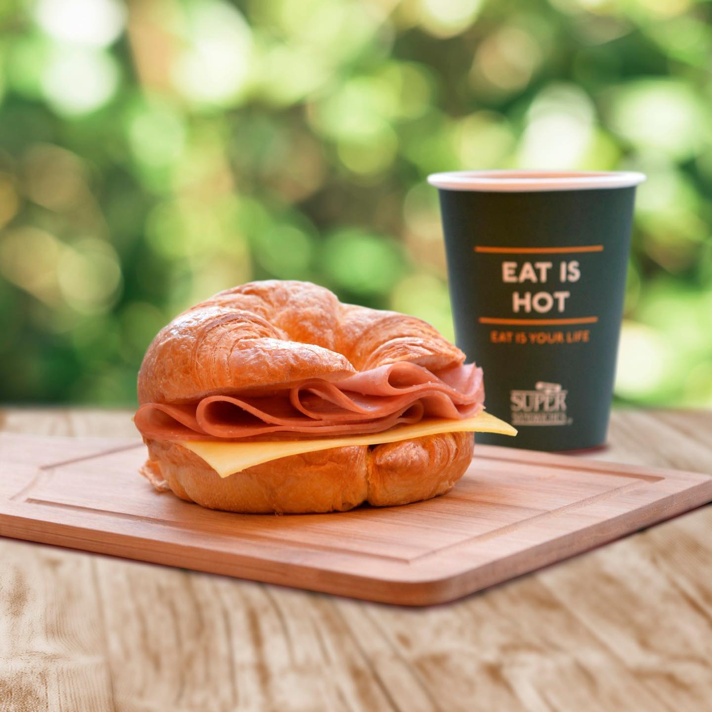 今日早餐不如就來一個蜜味火腿車打芝士牛角包吧！配搭簡單但滋味非常，為你展開一個美好的週末！ Let's have a simple but tasty Honey Ham & Cheddar Cheese Croissant for your breakfast today! to start you weekend now !