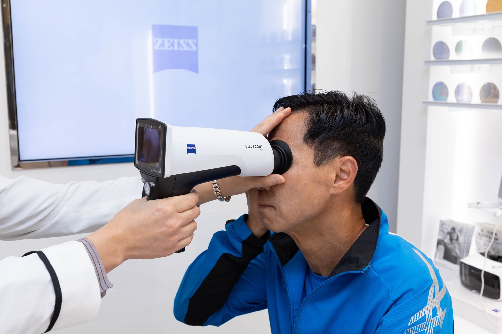 好多人都唔知，有啲身體問題係可以透過視網膜反映出來，就好似香港第二號致盲殺手 - 糖尿病性視網膜病變(俗稱糖尿眼) 。 前香港華人馬拉松紀錄保持者吳師傅就率先體驗整個蔡司VISUHEALTH流程，利用VISUSCOUT眼底攝影機以5分鐘檢查視網膜健康，除咗驗光同時了解自己嘅視網膜情況。 定期篩查可以及早發現糖尿眼問題，防患未然！...