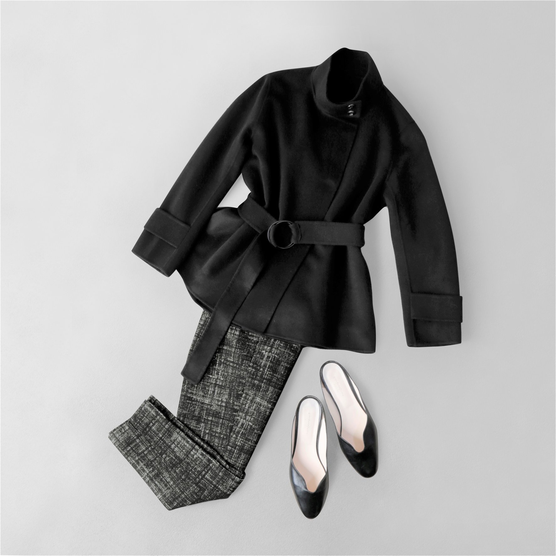 黑色的羊絨羊毛大衣，配上slub jacquard的修身褲或culottes，以材質的多樣層次及大衣的鐵環細節來達到豐富的視覺效果。