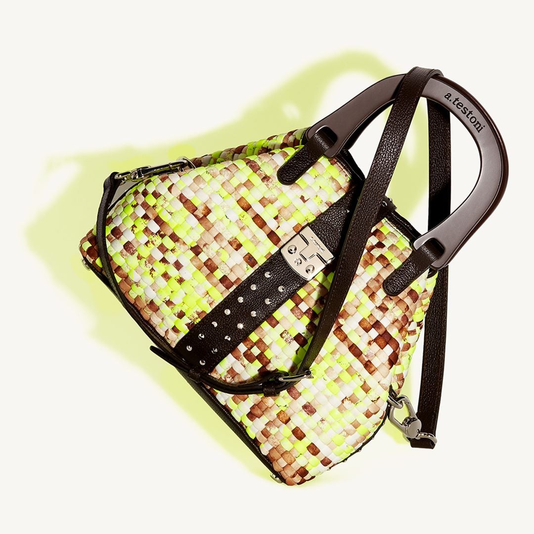 Colore, leggerezza, gioco di intrecci: l’iconica Monica bag si accende per l’estate.