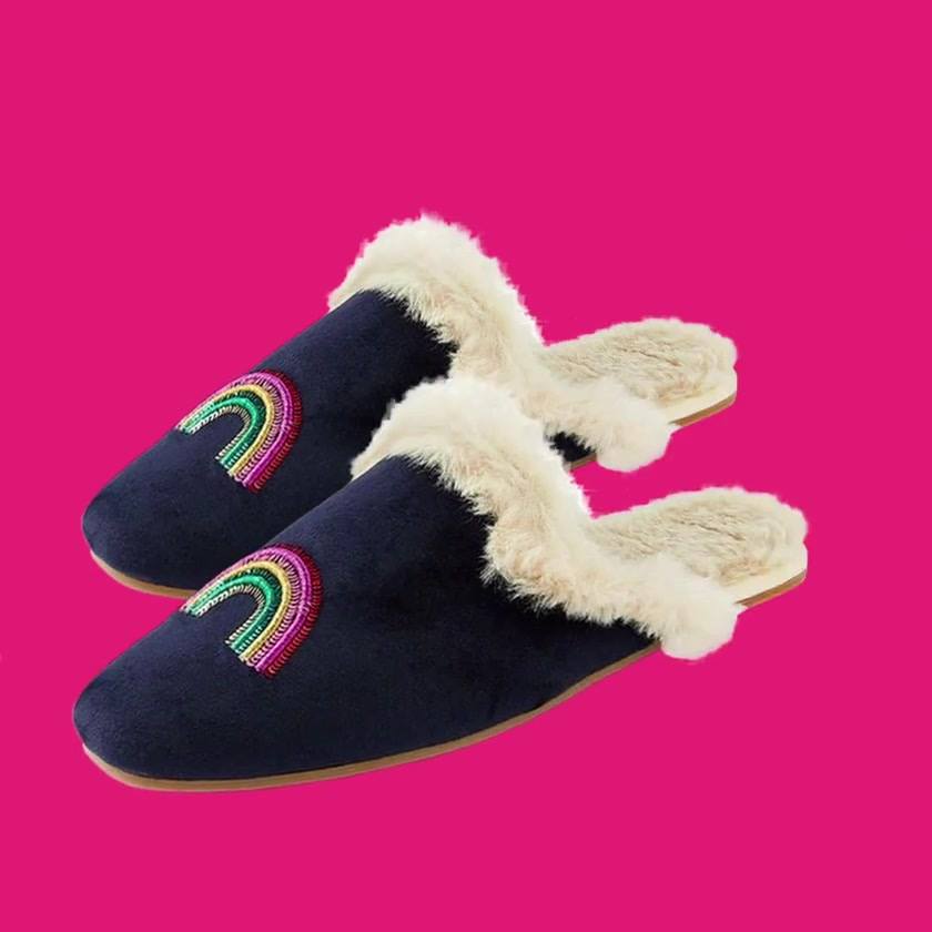 Toasty toes, guaranteed ! Tap the link in our bio to shop slippers