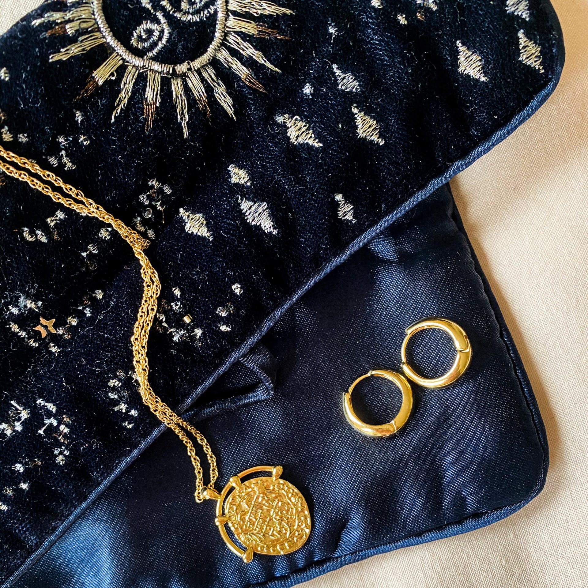Your jewellery may be the star of the show, but our embellished jewellery roll shines just as bright 🌟 Tap the link in our bio to shop