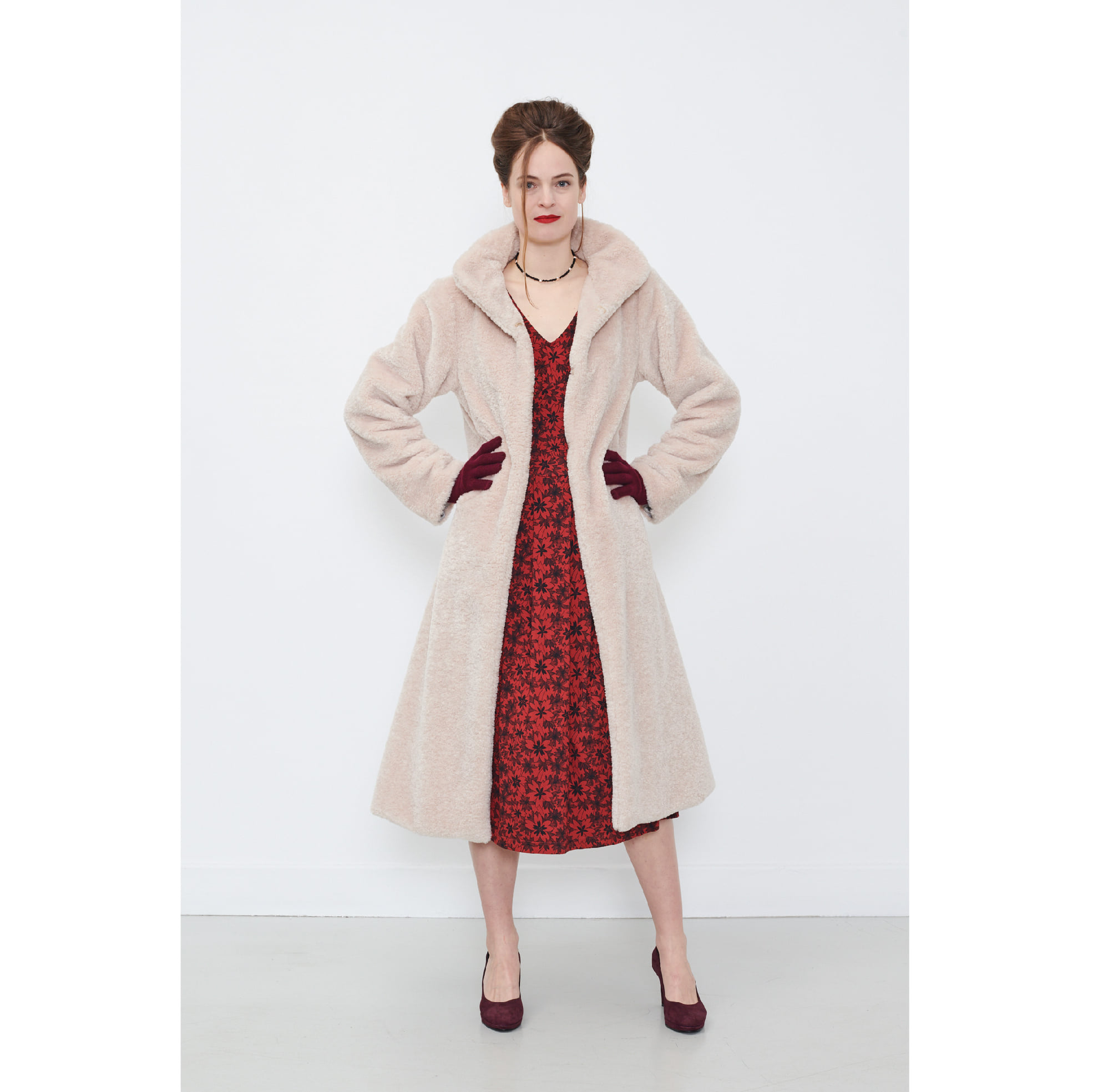 agnès b. 今季推出有70年代風格的蓬鬆人造羊毛皮大衣及人造毛皮披肩，可配襯富女人味的碎花圖案連身長裙。 Instagram ❙ festivalwalk