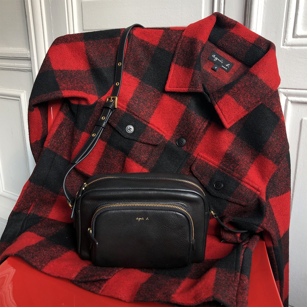 經典紅格子外套款式簡潔而突顯獨特個性，搭配的Angele相機袋款，夾層設計實用有型，成為冬季最受矚目的街頭穿搭! Instagram ❙ festivalwalk