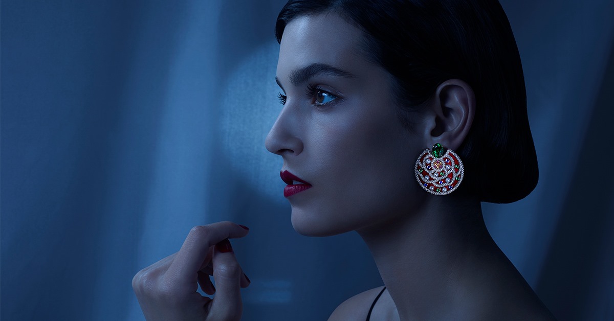The Folklore earrings are an interpretation of colorful, traditional Russian embroideries. They are reimagined in daring red lacquer, Gabrielle Chanel’s favorite color, and punctuated with tsavorite and orange garnets, blue and pink sapphires, diamonds and pearls. Discover the collection on chanel.com/-Thelovers. 