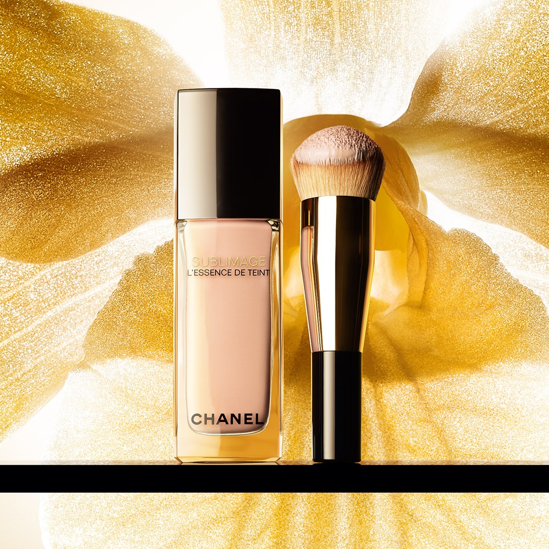 SUBLIMAGE L’ESSENCE DE TEINT: the first CHANEL serum foundation for radiant skin with a perfect finish.