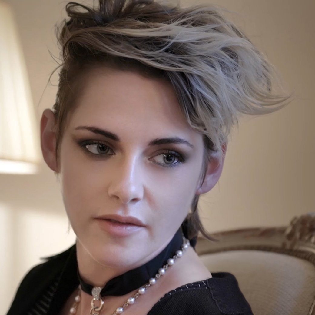 House ambassador Kristen Stewart shares her impressions of the CHANEL Spring-Summer 2020 collection: “We really need to feel light, we need to feel like we can run right now as women. And these clothes make that feel possible.”  Available in boutiques from March.