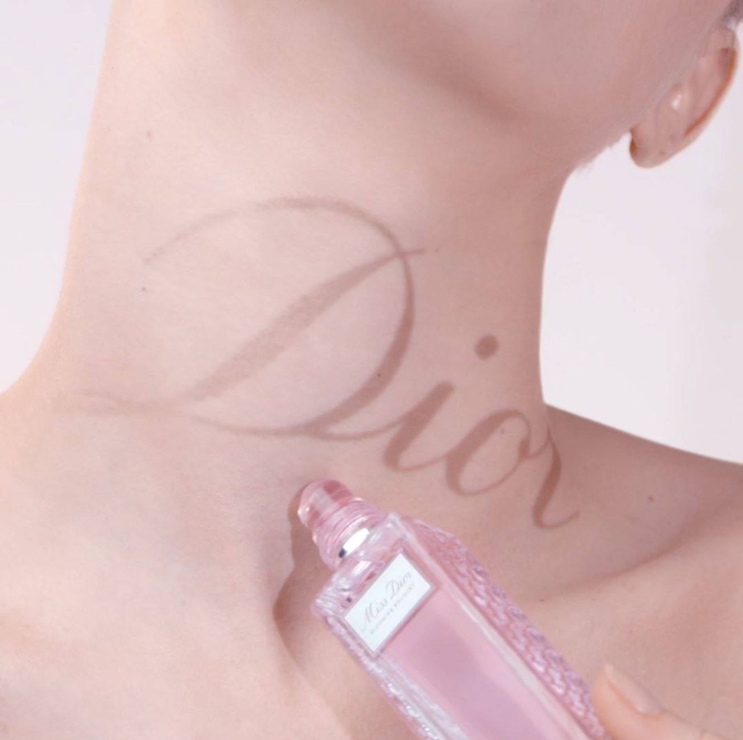 MISS DIOR ROLLER-PEARL : a sensual gesture, like an artist’s brush on the skin, leaving a perfumed kiss on your neck.