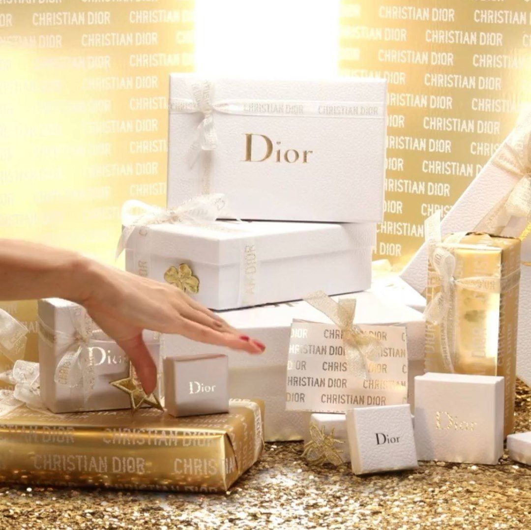 Dior wishes you a wonderful holiday season! It’s finally time to unwrap all the Dior boxes waiting for you. Have the most magical night with Dior. 