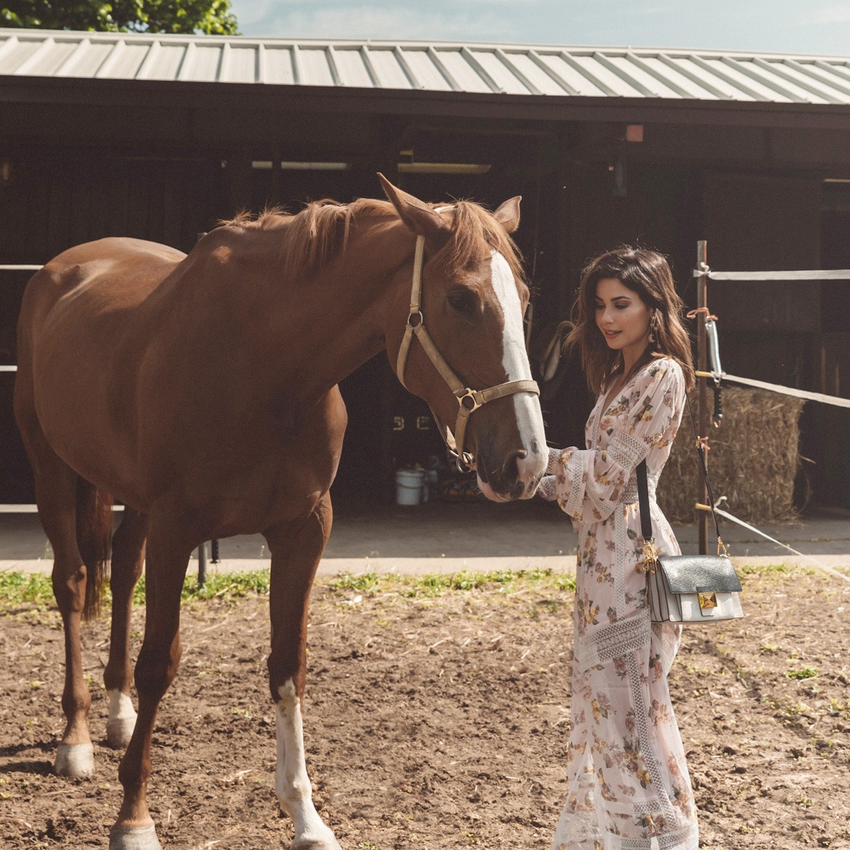 A city girl in love with the countryside too, @valentinamarzullo is happy when surrounded by nature and horses.