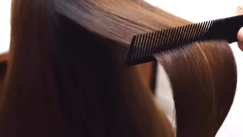 〈i_treatment〉秋冬轉季，很多人都有髮絲毛躁、頭皮敏感的問題。市場上其實亦有不少性質相類、功能相近的產品。Milbon CRONNA 系列能夠在日本大受專業沙龍的人客的歡迎，當然有其獨特之處。 首先它配套齊全，從SPA洗髮水到Treatment 以至配備家用的髮尾油，相較於市面其他只能保養中幅頭髮的Treatment，CRONNA 可以從髮根至髮尾作出全面修護，單是這一點，已經大受推崇。另外，它的鎖色功能非常強，除了潔淨用的備長炭，CRONNA 更加入了明礬這種色素固定劑，而 Treatment中Part 2採購全新的 Cap 技術，封蓋了髮絲以至髮尾上的缺口，把水份、蛋白質、色素都留住，效果顯著。 能夠成為日本不少專業沙龍的 Best Seller，這套CRONNA Treatment，絕對是這年的矚目產品。來，我們看看 Private I 髮型師 Edmond 分享的使用過程及心得！... Hair by Edmond Leung @private I Salon at ifc Hall