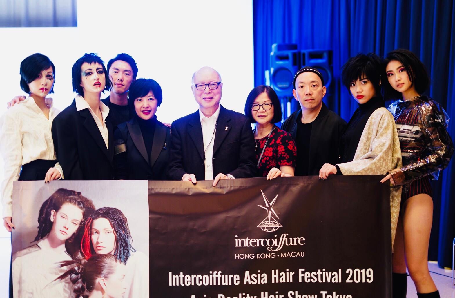 【ICD Intercoiffure Asia Reality Hair Show 2019 ‧ 完滿結束】髮型師 Edwin Lai @PRIVATE I SALON 的兩位模特兒以一身辦公室OL的風格、妝容的反差，配以敲打鍵盤的行為充分表達出香港都市的繁忙。Edwin把她們的中長頭髮剪斷，寓意著「Break the Rules」，讓都市人打破忙碌的枷鎖。 Stone Cheng @PRIVATE I SALON 的兩位模特兒的衣著則以性感、型格作焦點、配合亮麗的眼影或唇色，以及嫵媚的姿態，特別是 Kylie 解下道袍的一瞬間意味著都市人把日間無止境的工作隨衣服脫下而得到解放，從而演繹出繁榮熱鬧的香港夜生活。 (排名不分先後)...