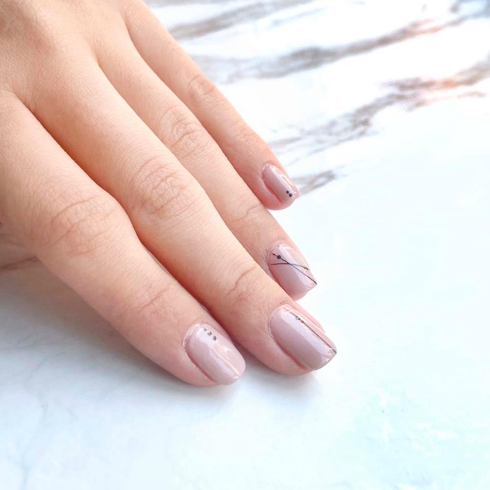 Pale pink nail with minimal polka dots and stripes ⚫️ 💅🏻HK$999 / 3 times Soft Gel Nail