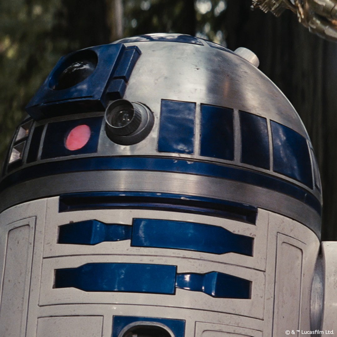 有了這位勇敢忠誠的機械人同伴，隨時可展開冒險之旅；與我們的 Star Wars™「R2-D2™」造型串飾，相伴同行。