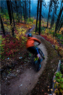 The Huckin’ Eh trail is a flowy, high-speed rollercoaster, and on misty fall mornings, the dirt is perfect for chasin’ ‘yer buds back to town.