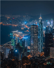 作為港島的最高點, 山頂是香港最受歡迎的景點之一｡ 白天, 景緻從閃閃發光的高樓大廈和維多利亞港, 一直延伸到新界的綠色山丘｡ 接近黃昏時分, 整個景色漸漸與淡淡粉紅及橘色融合, 然後於入夜時轉為閃爍的璀璨星空, 閃耀在你的腳下｡⁣⁣
