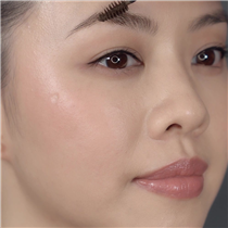 BOBBI BROWN皇牌眉部產品可以助你打造今季大熱自然率性的「野生眉妝」，讓你充滿「原」美自信！ STEP 1：先以BOBBI BROWN防水眉毛修飾啫喱由眉尾往眉頭方向刷鬆，塑造立體感較強的妝效。