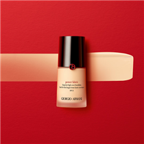 【ICONIC FOUNDATION! 控油抗汗! 16小時不脫妝】 ARMANI Beauty No.1 底妝系列星級單品POWER FABRIC 持久零瑕粉底液向來以高持妝和遮瑕力見稱，粉底液中蘊含高顯色微粒，結合先進科研技術，粉質細膩，薄薄一層即具備高度遮瑕同時控油抗汗，無懼浮粉，是混合和油性肌膚在潮濕悶熱的春夏之選。 現在網店加入多色調選擇，購買任何底妝單品或套裝*，輸入優惠碼【GAHERO】更即可獲贈皇牌美妝體驗套裝(價值HK$133)，包括大熱迷你絲光輕透氣墊精華粉底及皇牌極致再生水精華10ml，為您打造最完美無瑕的妝容，絕對不容錯過！...