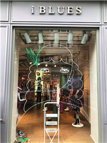 #DREAMissimo goes to Paris! Last weekend we flew to France with La Fille Bertha for a very special weekend together: she was our special guest at iBlues Passy flagship store, doing a site-specific performance on window and inside the store.  
