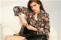 FASHION FLASHBACK / Bougie dressing is à la mode. The trend of the moment is full of 70s references:  lace blouses, floral prints and flared jeans boasting both bohemian and rule-following bourgeois elements. 
