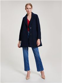 Looking for an outfit for your Casual Friday? Here, a single-breasted coat in blue, a silk top, and a pair of slim jeans. And it’s done!