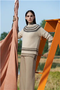From the traditional Aran sweater to the essential sweater dress, every knitwear classic comes tweaked with a contemporary twist. 
