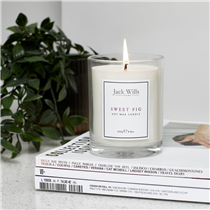 Between sleeping, eating and binge watching sometimes you need a moment of calm. Enter our Sweet Fig Jack Wills candle, as we could all use a little extra light right now ✨⠀⠀⠀⠀⠀⠀⠀⠀⠀