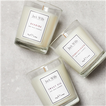 Rainy days call for cosy candles 🕯Layering scents is our favourite way to fill a space... ✨⠀⠀⠀⠀⠀⠀⠀⠀⠀