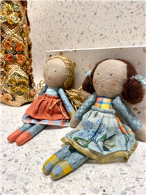 布娃娃是每個女生的童年回憶，您還記得您第一隻布娃娃嗎？ 糅合現代美學與傳統紡織工藝的印度品牌PÉRO為慶祝成立十週年，特別推出獨家限量紀念布娃娃系列。每個手造娃娃均穿上品牌於十年間推出的服飾，精緻且別具收藏價值，趁着假日來Cocktail Select Shop太古廣場店參觀一下，回味您童年的快樂時光吧！ 太古廣場店鋪地址﹕金鐘太古廣場 1 樓 144 號店 更多Cocktail單品在Sidefame網店發售﹕...