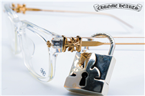 【 #GlasstiqueHighlight ・ CHROME HEARTS Crystal Pick 透明之選 】 CHROME HEARTS眼鏡不斷突破，在標誌性的黑銀配色以外，近年作品亦會選用更多色彩，及用上透明色作為設計主調。歡迎蒞臨以下分店，親身近賞多款特別為您精挑細選的CHROME HEARTS透明眼鏡作品。 GLASSTIQUE...