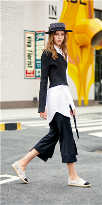 一雙Tweed布平底鞋點亮型格黑白造型，展示率性街頭風格。