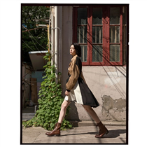 讓我們來向大家介紹一下，彩花作為引領日本時尚專業的TV節目組「時尚通信（ Fashion tsushin ） 」的特邀採訪記者，來上海採訪STACCATO活動時，所拍攝的街拍照吧。 三吉彩花是日本時尚圈的當紅寵兒，在歷史氣氛濃厚的街頭她身穿了多種風格，展現截然不同的自信風格 。 *圖片源自Instagram @miyoshi.aa...