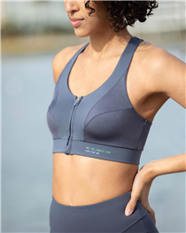 March has told us the spring will come soon so we’ve prepared. And we’ve done it soooo good.  New running-day-to-day look. Medium-support bra designed for moderate-impact sport mixed with reflective print compression leggings. 