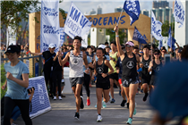 立即為海洋出發！ 香港跑手可於即日起至6月16 日期間透過 Runtastic應用程式，登入並註冊成為會員，加入成為「adidas Runners Hong Kong 」及參加「Run For the Oceans」挑戰。參加者可使用程式記錄日常的跑步活動，每跑一公里adidas將會捐出$1美元以支持Parley Ocean School Program (adidas總公司已預備$150萬美元支持是次全球活動)，籌集的捐款將有助發展Parley Ocean School及推出「Parley青年活動平台」。 各跑手現凡於活動期內透過「Runtastic」累積跑步里數達五公里，即可免費換領Run For The Oceans 別注版T恤乙件。(數量有限，換完即止) 
