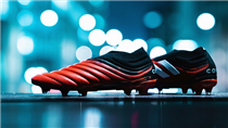 全新配色#COPA20 系列採用黑色PRIMEKNIT襪套鞋領配搭紅色袋鼠皮鞋面打造而成，注入FUSION SKIN 技術，為球員提供出色嘅控球性能。 立即購買最新足球裝