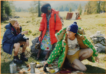 深入探索精神之內涵，#TheNorthFacexGucci 聯名系列，以1970年代戶外美學概念打造全新多元化高機能運動時尚，包括男女服裝、配飾、包袋與鞋履等，更特別推出帳篷、睡袋等標誌性戶外機能裝備。探索更多: capsule.gucci.com/tnfxgucci