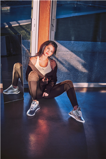 PUMA代言人Selena Gomez穿著嘅LQDCELL Shatter XT Metal，運用反光材料構成充滿格調同個性嘅鞋面，令妳時刻散發最真我嘅一面。