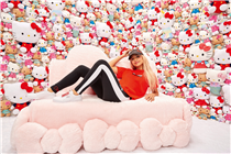 今次PUMA x Hello Kitty嘅聯乘系列以黑、白、粉紅三大不敗時尚主色牽頭，為女生們打造甜美同型格兩種相異嘅穿搭風格，帶嚟全新嘅Hello Kitty熱潮！