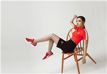 經典不敗🔥歌手Kerryta Chau呢身貼身crop top加貼身裙配紅色SUEDE XXI，性感得嚟又型格❤️散發叛逆風✨你又點可以錯過呀😏🛒 *我哋嘅IG已經正式同大家見面，快啲follow啦😎