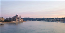 【Budapest, spa and the city】 Dubbed as the official “International SPA city”, healing properties of Hungarian thermal water were discovered 2,000 years ago, the bathing culture since developed lures people all over the world to travel to Budapest, just to take a dip. 【布達佩斯，浸浴都市】... 2000年前，匈牙利泉水的療效被當地人發現，自此養成的洗浴文化，至今依然吸引世界各地的遊客前來「卧身嘗水」。 #JOYCEBeauty