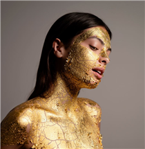 【Mimi Luzon: The golden touch】 Instagram has witnessed a gold rush lately: supermodels like Kaia Gerber Kaia Gerber, Gigi Hadid and Irina Shayk are all shining bright with their 24K facial treatment from Mimi Luzon