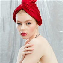 【Gift-Wrap Your Hair with this Christmas Treasure from AQUIS】 The perfect present for the hair-obsessed, Aquis Hair has launched a festive Limited-Edition Lisse Prime & Charmeuse Hair Turban in Ruby Red