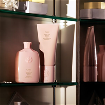 【Dandruff no more! 】 Inspired by skincare technology, Oribe's Serene Scalp collection provides a step-by-step hair regimen that includes a shampoo, conditioner and targeted treatment, keeping annoying dandruff and itchy scalp problem at bay for both men and women.  【肩上飛霜不再！】... Oribe的Serene Scalp頭皮護理系列，以護膚品的思路重新思考護髮之道，透過洗髮、護髮和修護療程，提供基本而完整的護髮步驟，專門針對頭皮痕癢和皮屑問題，瓶身雖然紅粉緋緋，但絕對男女合用！ #JOYCEBeauty