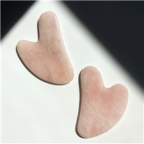 【Bye bye puffiness】 Gua Sha has never been so fancy: The latest beauty craze of gua sha stone takes Europe and America by storm, channelling the wisdom of traditional Chinese medicine for beauty benefits, minus the excruciating pain and tissue damage! The heart shape gua sha stone from Solaris Laboratories was hand-carved to adopt to the shape and contours of the face and the neck for a relaxing decongesting facial massage