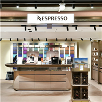 【 全新 K11 MUSEA  專門店現已開幕 】 Nespresso 全新專門店已於尖沙咀新文化藝術地標 K11 MUSEA 隆重開幕，為各位提供獨特咖啡體驗的同時，更一起實現可持續發展生活。新店選址的 K11 MUSEA，除完美融合購物與藝術文化外，更展示出創新結合可持續性的可能，這與 Nespresso 的品牌理念不謀而合。因此，未來 Nespresso 更將與 K11 MUSEA 攜手合作，於 Nature Discovery Park 內舉辦各類綠色體驗，推動可持續發展。 新店地址：尖沙咀梳士巴利道 18 號 K11 MUSEA 地下二層 B201 - 31 至 32 號店...