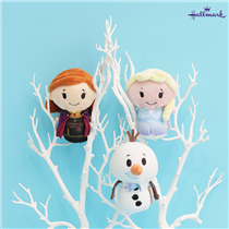 ✌✌✌YEAH！萬眾期待嘅 ❄️ #魔雪奇緣2 💫💫💫已經上映喇！而 𝕚𝕥𝕥𝕪 𝕓𝕚𝕥𝕥𝕪𝕤 版嘅 #Elsa #Anna #Olaf 都等緊你哋嚟帶走~  各Hallmark門市有售(E-Max除外)