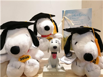 今個學年返學嘅日子好少...但畢業嘅儀式感都係要有！🎓💐用畢業系列Snoopy作為禮物，獎勵吓為學業努力嘅你同朋友啦！💪🏻