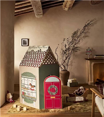 Make their wait extra special with this christmas house made of cardboard and Santa´s Workshop slogan. Perfect for decorating and playing. Discover the new #kids arrivals at
