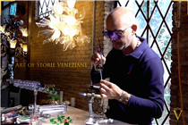 【精緻手工藝 展現威尼斯魅力】 威尼斯面具，總帶着神秘。五瓶色彩斑爛的Storie Veneziane背後，又藏着哪種威尼斯魅力？ 原來，香水瓶上獨特的威尼斯面具，是由著名的威尼斯Murano Glass穆拉諾玻璃工匠精心鑄造，以傳統的手工混色玻璃技藝，幻化成珍貴而芬香的美麗藝術品，每個都獨一無二，加上香水瓶蓋綴以意大利皮革，儼如高級訂製的珠寶首飾，讓人陶醉。... #VALMONTHongKong #VALMONTcosmetics #ART #Venice